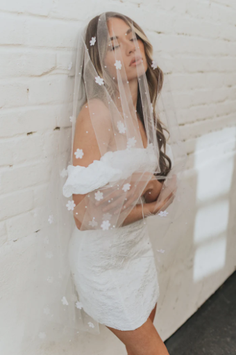 Untamed Petals Daisy Veil #0 default Light Ivory thumbnail
